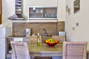 Nhà Duplex dành cho gia đình, 2 phòng ngủ (AMARANTOS) | Khu vực ăn uống tại phòng