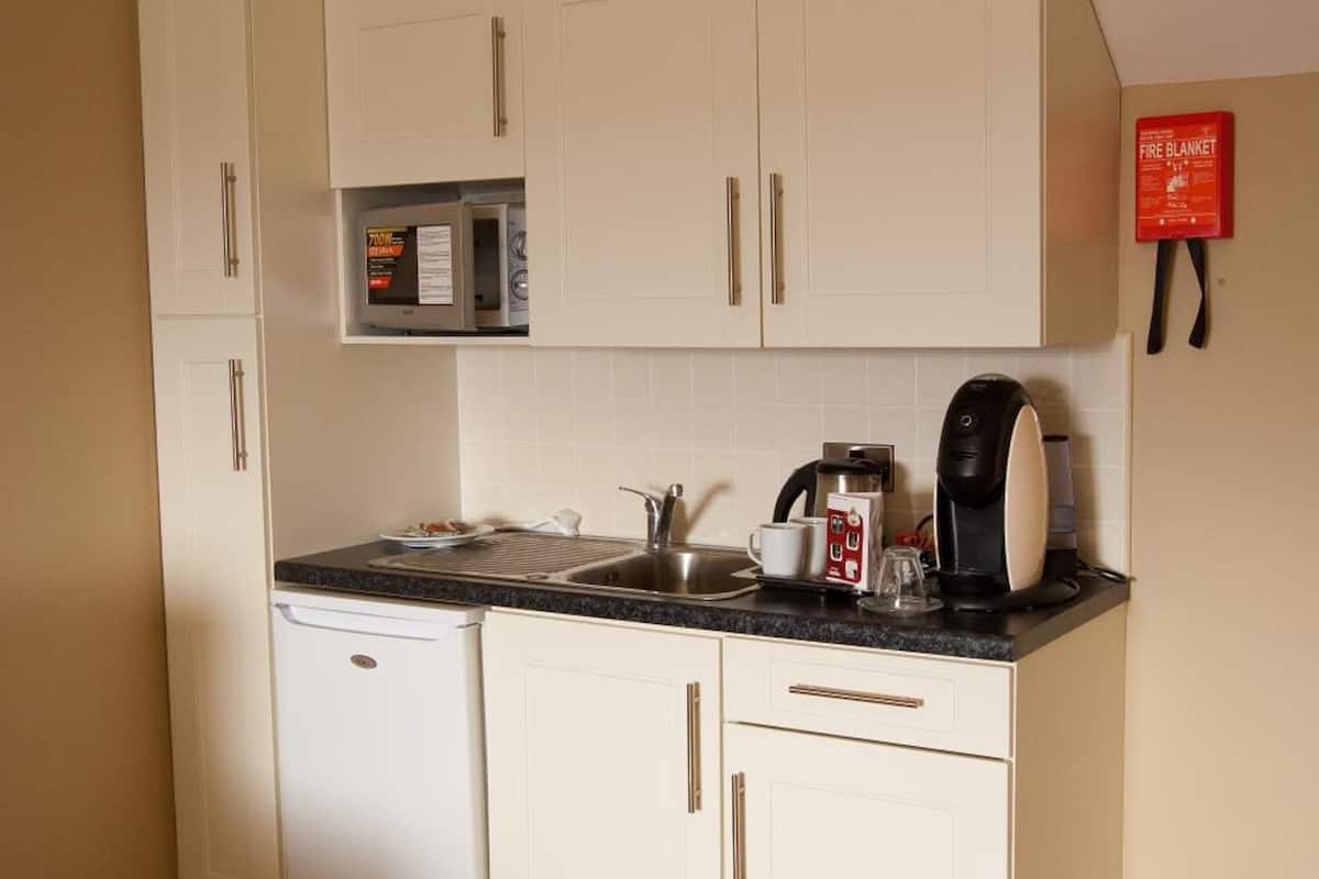 fridge, coffee/tea maker, electric kettle