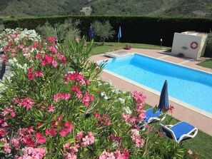 Piscine extérieure, parasols de plage