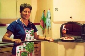Petit déjeuner et dîner servis sur place, vue sur le jardin