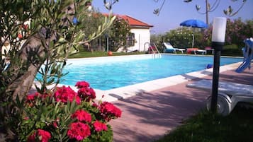 Piscine extérieure, parasols de plage