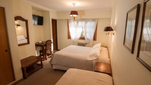 Double Intermediate Queen, Twin | Premium bedding, free WiFi, bed sheets - Hosteria Angelina (Esquel)