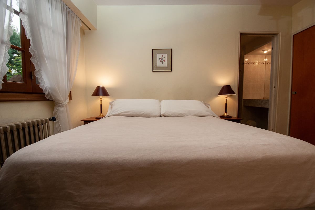 Double Intermediate Queen | Biancheria da letto di alta qualità, Wi-Fi gratuito, lenzuola
