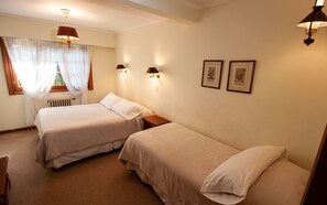 Double Intermediate Queen, Twin | Premium bedding, free WiFi, bed sheets - Hosteria Angelina (Esquel)