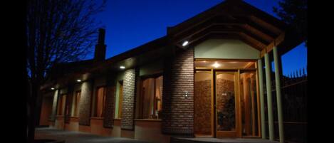 Vista frontal de la propiedad