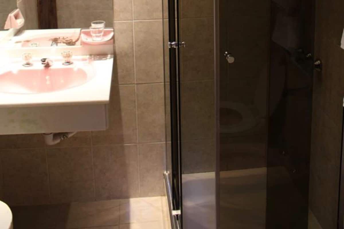 Douche, articles de toilette gratuits, sèche-cheveux, bidet