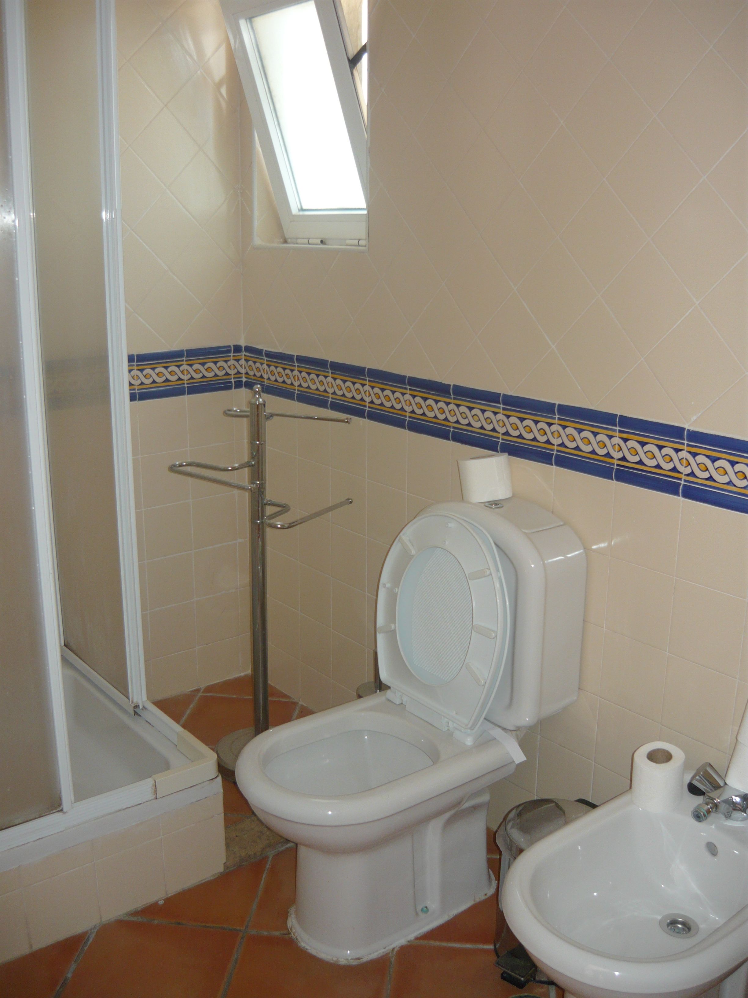 Ein Badezimmer mit Toilette, Waschbecken und Dusche.