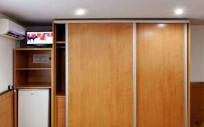 Ropa de cama hipoalergénica y caja de seguridad en la habitación