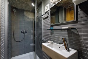 Appartement supérieur, terrasse | Salle de bain | Douche, séchoir à cheveux, peignoirs, pantoufles