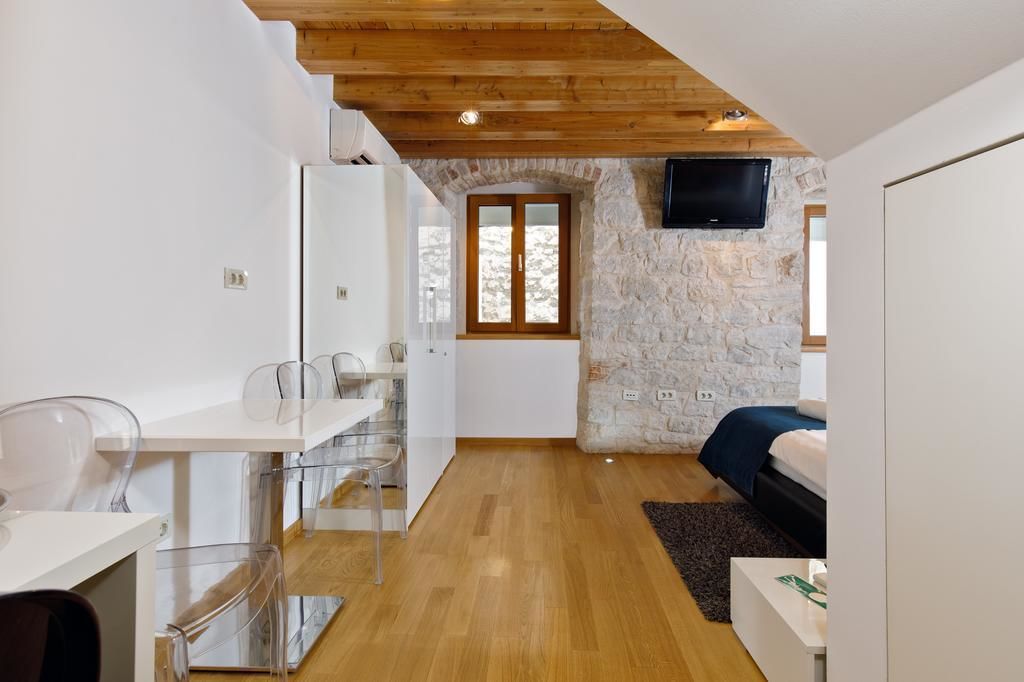 minibar, in-room safe, individually decorated, individually furnished