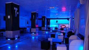 Een moderne lounge met zitplaatsen en een bar.