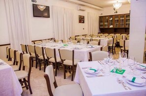 Serveert ontbijt, lunch, diner, Italiaanse gerechten