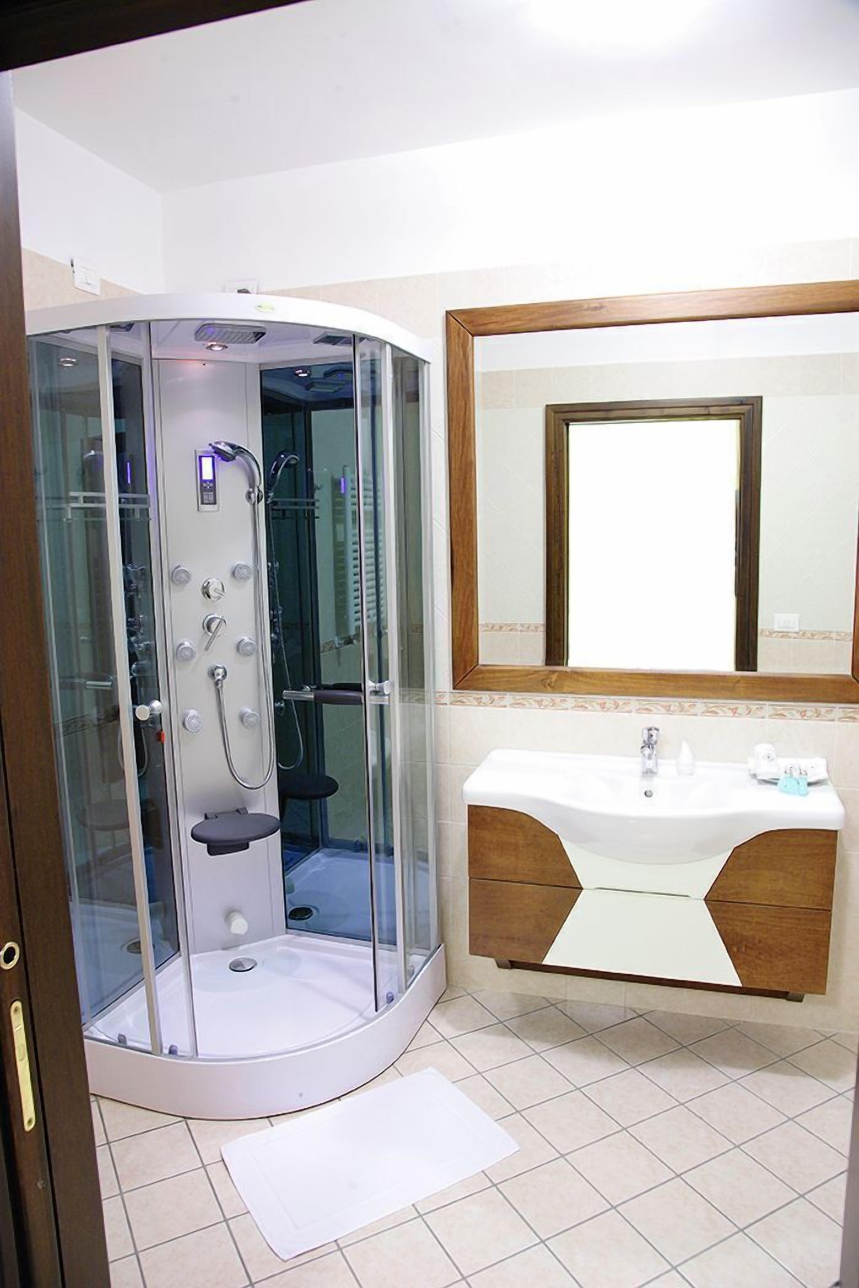 Quadruple Room | Bathroom | Shower, rainfall showerhead, free toiletries, hair dryer
