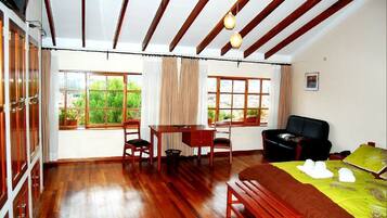 Chambre Triple | Coffres-forts dans les chambres, bureau