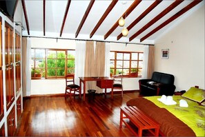 Tremannsrom | Safe på rommet, skrivebord og skrivebord for bærbar PC