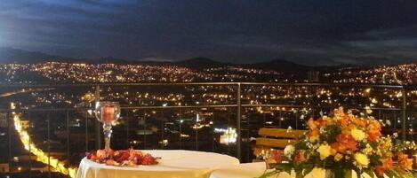 Se sirven desayunos, almuerzos y cenas; cocina internacional