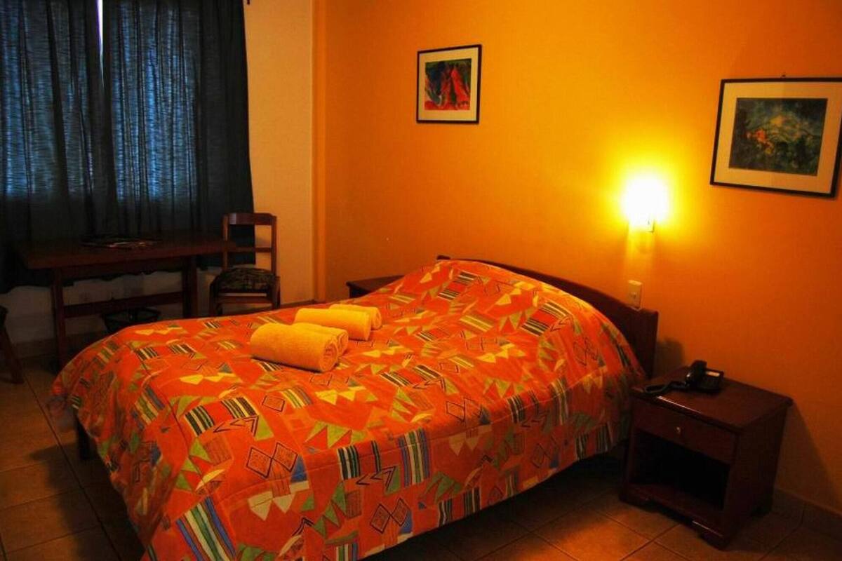 Caja de seguridad en la habitación y escritorio