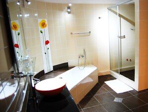 Douche, douche à « effet pluie », articles de toilette gratuits