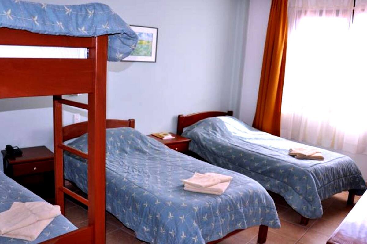 Caja de seguridad en la habitación y escritorio