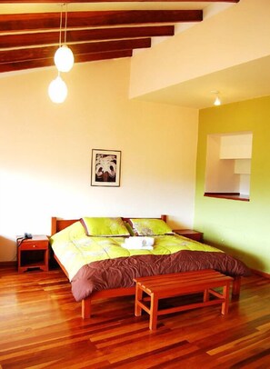 In-room safe, desk, laptop workspace, rollaway beds - Casa Kolping Sucre (Sucre)