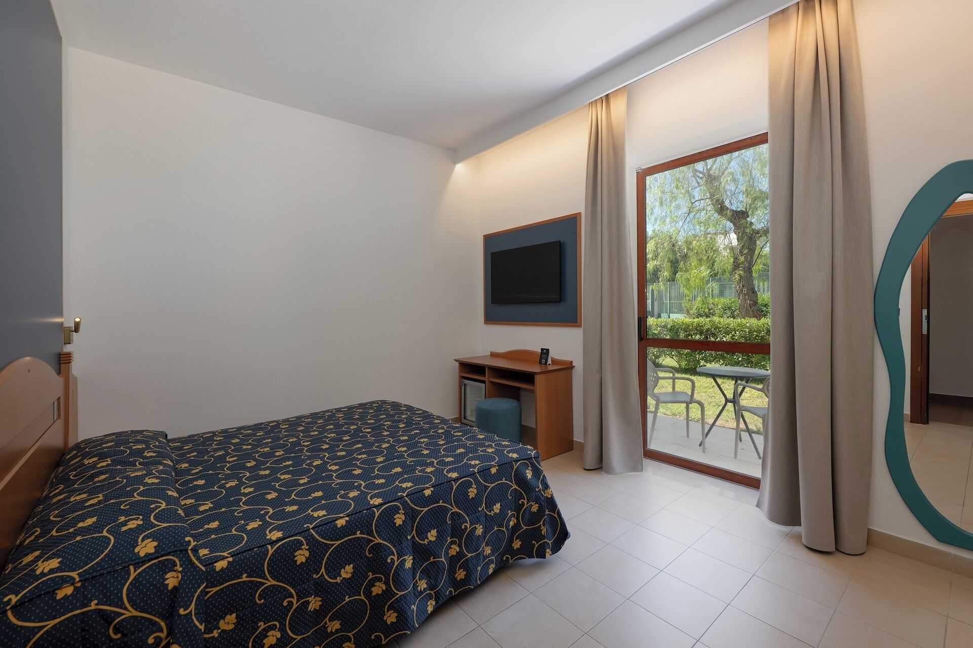 Double or Twin Room, Garden View, Beach Facilities Excluded | 迷你吧、客房內保險箱、搖籃/嬰兒床、床單