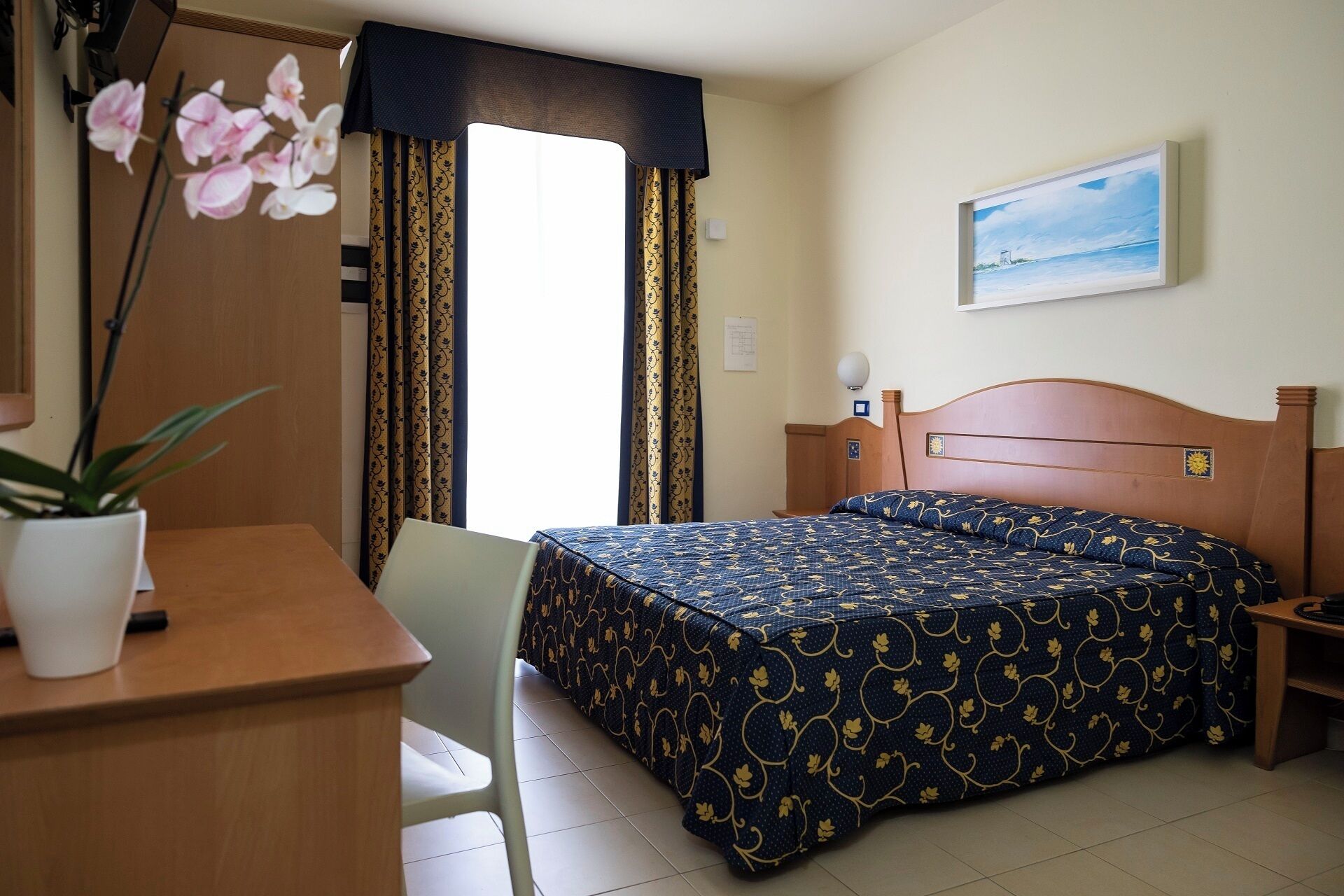 Minibar, caja de seguridad en la habitación, cunas y ropa de cama 