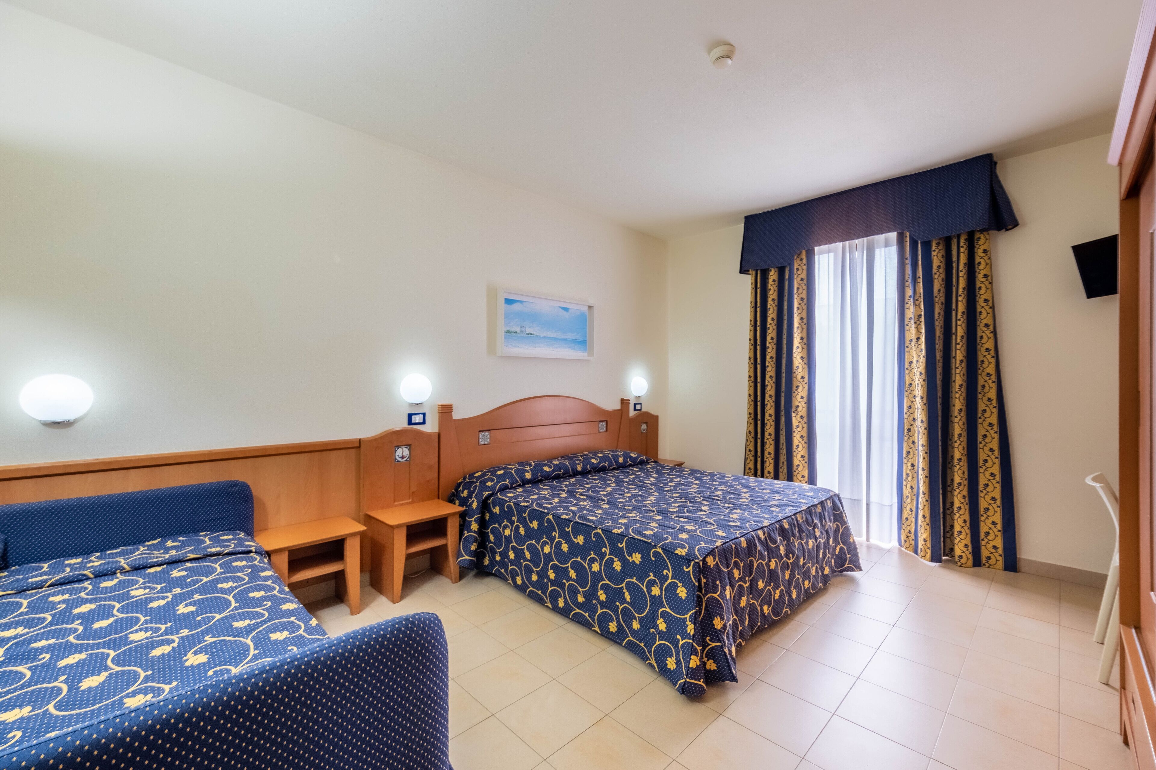 minibar, in-room safe, cots/infant beds, bed sheets