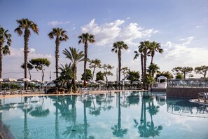 室外游泳池，池畔遮阳伞，日光浴躺椅