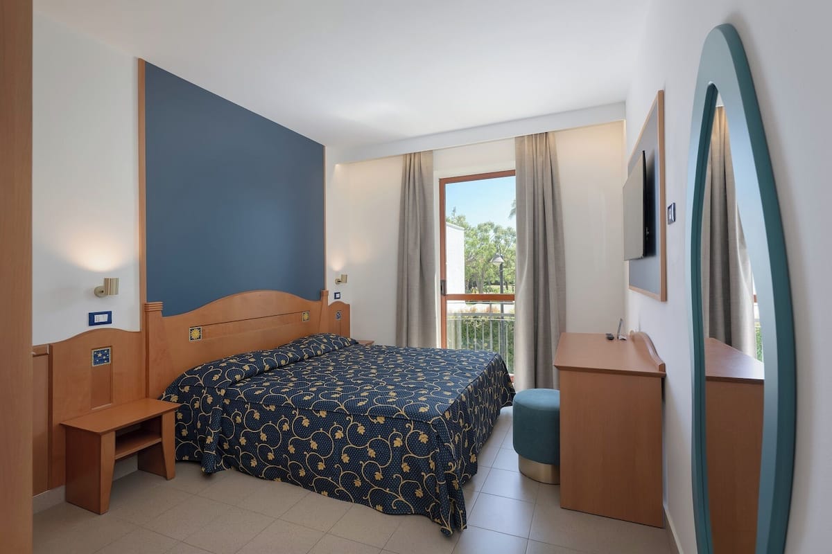 Standard Double Or Twin Room, Beach Facilities Excluded | 미니바, 객실 내 금고, 유아용 침대, 침대 시트