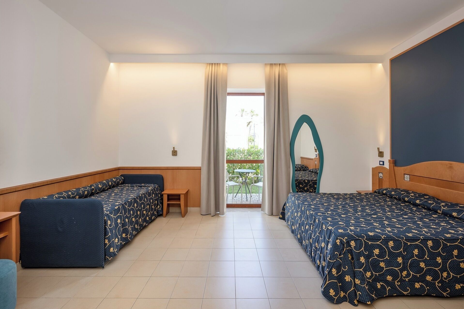 Standard Room, Garden View, beach Facilities Excluded | Minibar, Zimmersafe, Babybetten, Bettwäsche