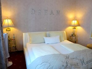 Schreibtisch, Verdunkelungsvorhänge, schallisolierte Zimmer