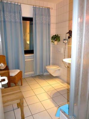 Regadera, amenidades de baño gratuitas, secadora de cabello, toallas 