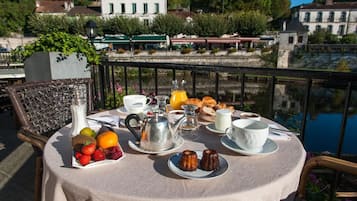 Petit-déjeuner buffet servi tous les jours en supplément