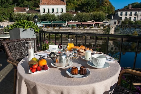 Daily buffet breakfast (EUR 20 per person)
