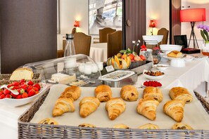 Daily buffet breakfast (EUR 20 per person) - Hotel Restaurant Charbonnel (Brantôme en Périgord)