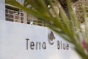 Outdoor pool, pool umbrellas - Terra Blue Santorini (Santorini)