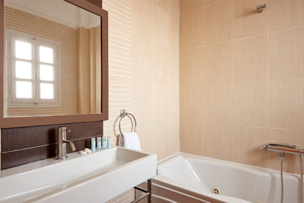 rainfall showerhead, free toiletries, hair dryer, towels