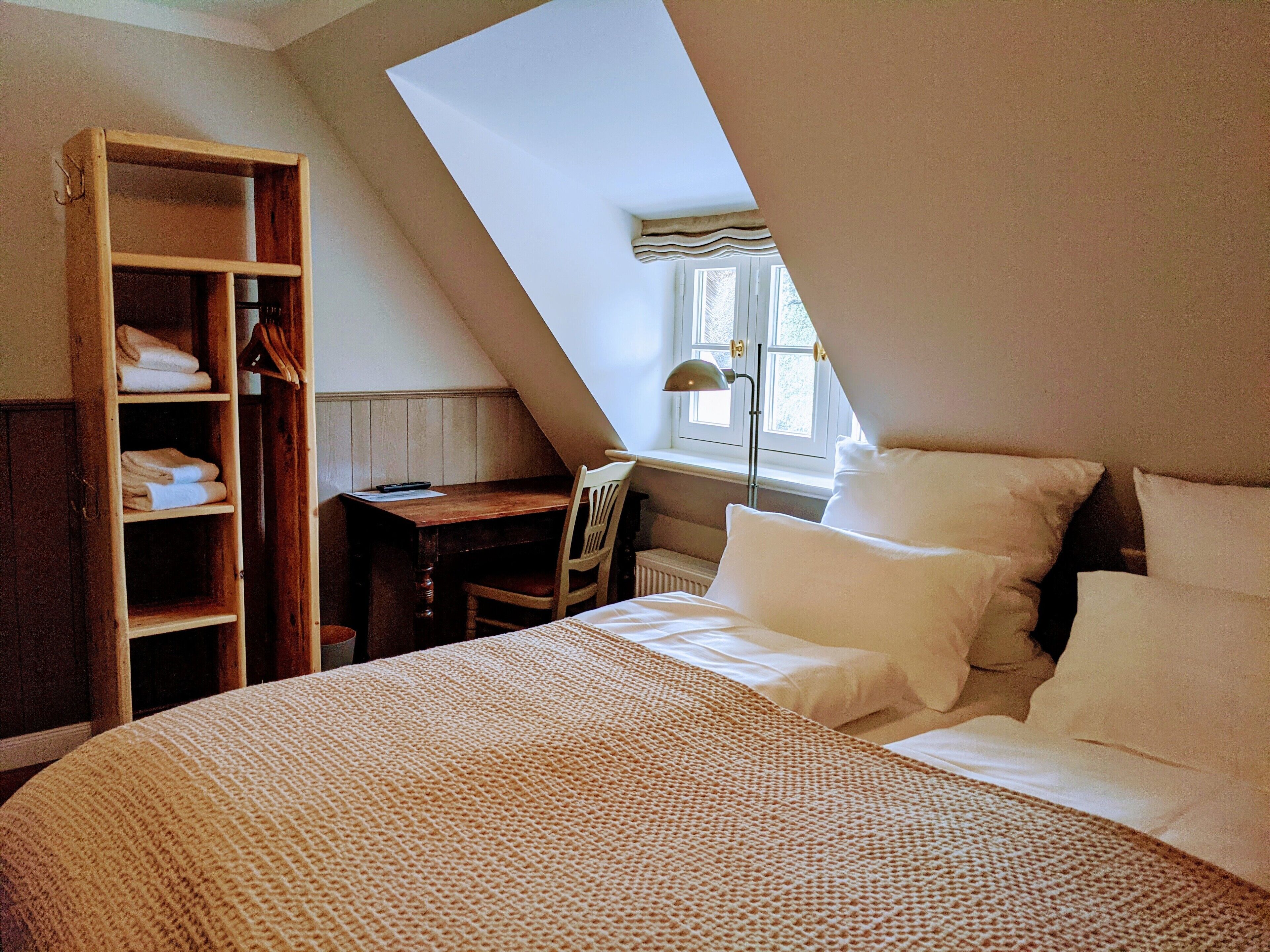 basic double room, non smoking | living area | flat-screen tv