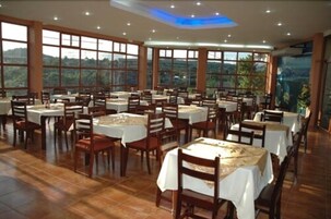 Café da manhã, almoço e jantar; culinária regional