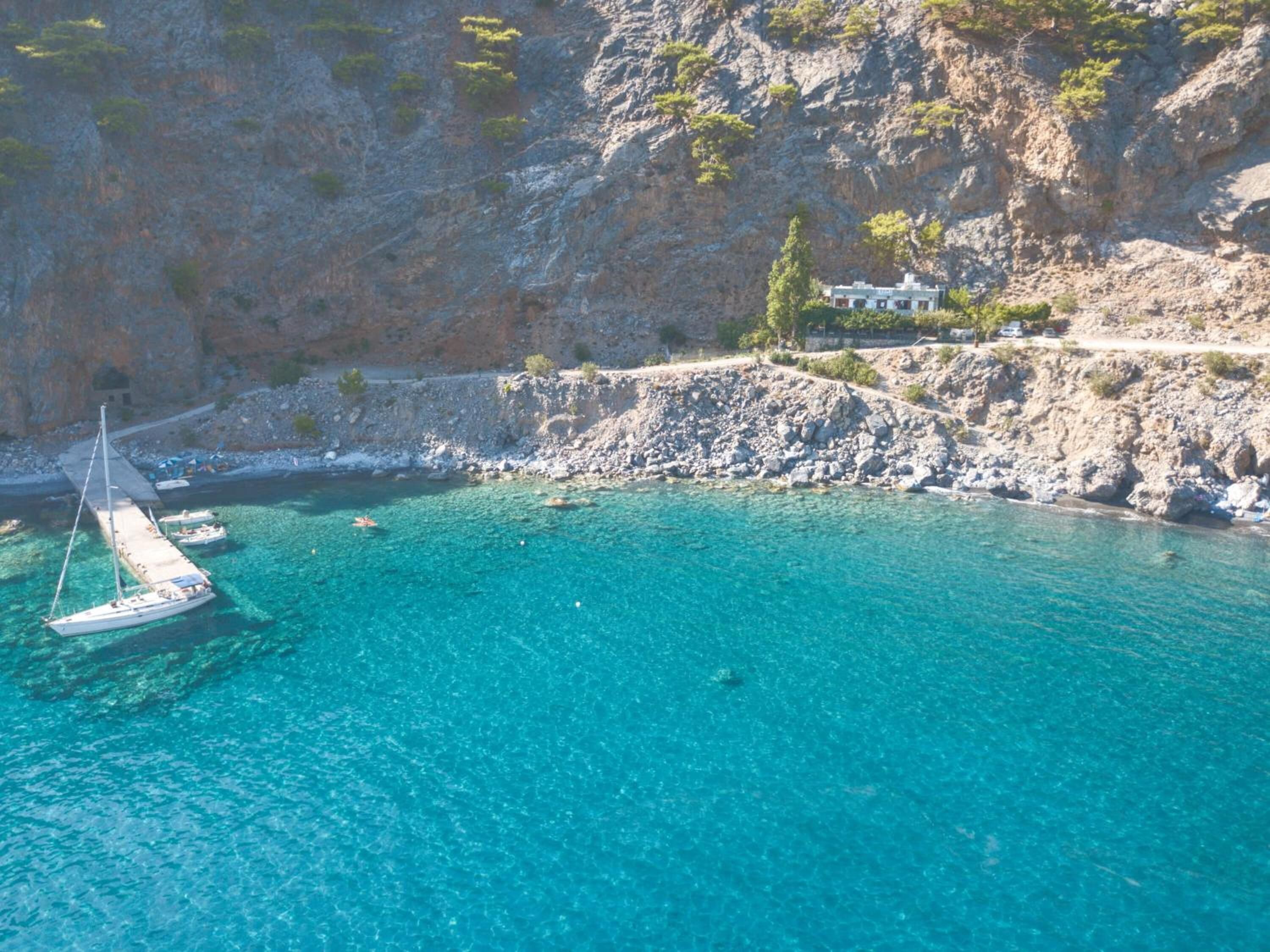 Spiaggia privata, lettini da mare, ombrelloni