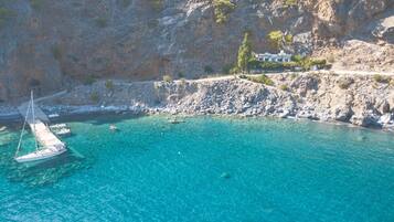 Spiaggia privata, lettini da mare, ombrelloni