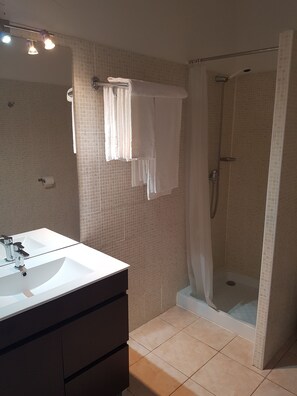 Bathroom | Shower, free toiletries, hair dryer, towels - Residence Fiori Di Cala Rossa  (Lecci)