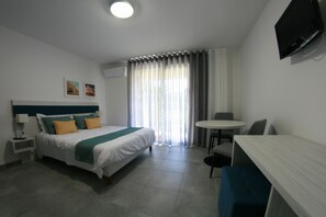 Schreibtisch, Verdunkelungsvorhänge, kostenloses WLAN, Bettwäsche