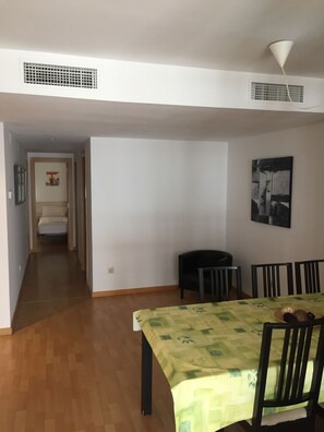 Apartment, 3 Schlafzimmer, Balkon | Wohnzimmer | Flachbildfernseher