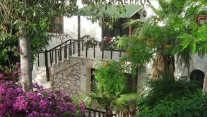 Un edificio blanco con una escalera de piedra y un letrero que dice "COSTA RICA".