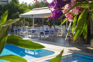 Outdoor pool, pool umbrellas, sun loungers