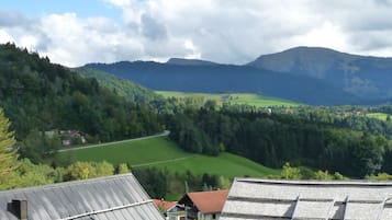 Deluxe-Doppelzimmer, Balkon, Bergblick | Allergikerbettwaren, Zimmersafe, Schreibtisch, BĂŒgeleisen/BĂŒgelbrett
