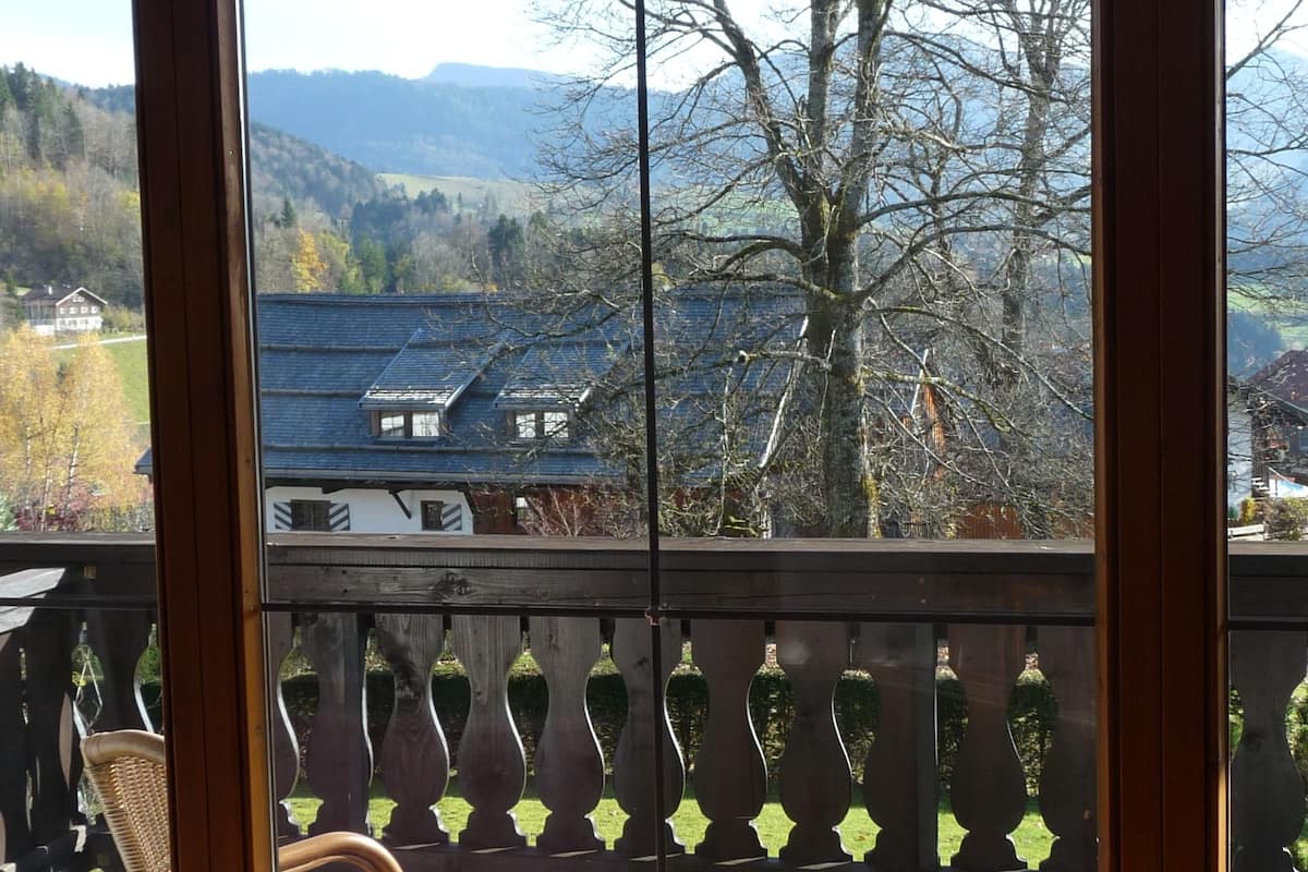 deluxe suite, mountain view | 1 bedroom, hypo-allergenic bedding, in-room safe, desk