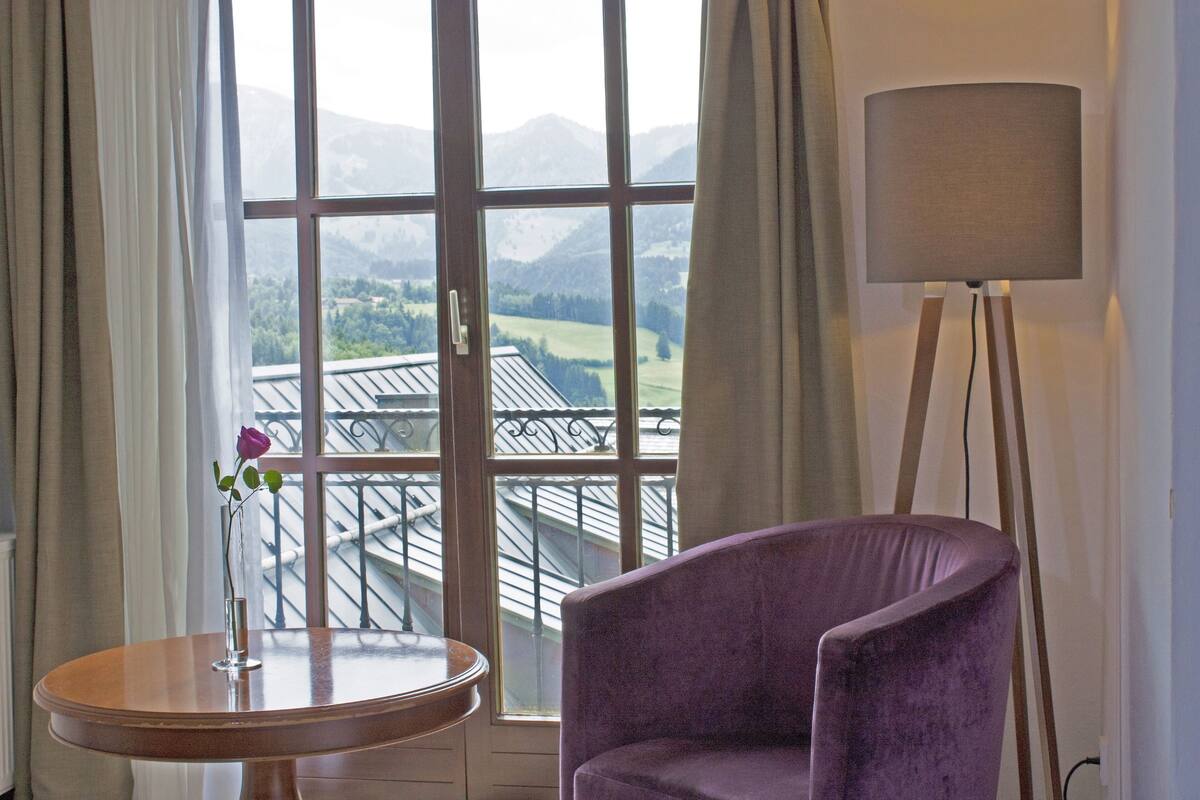 deluxe single room, 1 queen bed | 1 bedroom, hypo-allergenic bedding, in-room safe, desk