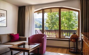 Deluxe-Doppelzimmer, Balkon, Bergblick | Allergikerbettwaren, Zimmersafe, Schreibtisch, Bügeleisen/Bügelbrett
